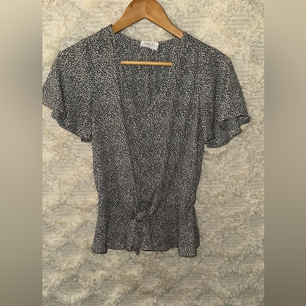 Black and white print/ sinched waist. Tie on bottom.